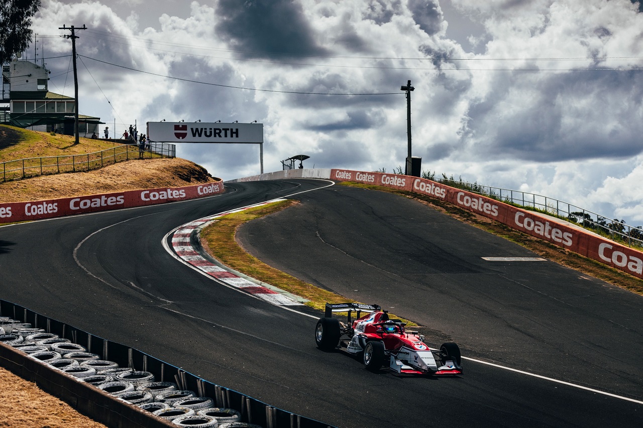 Golding Eclipses Bathurst Lap Record